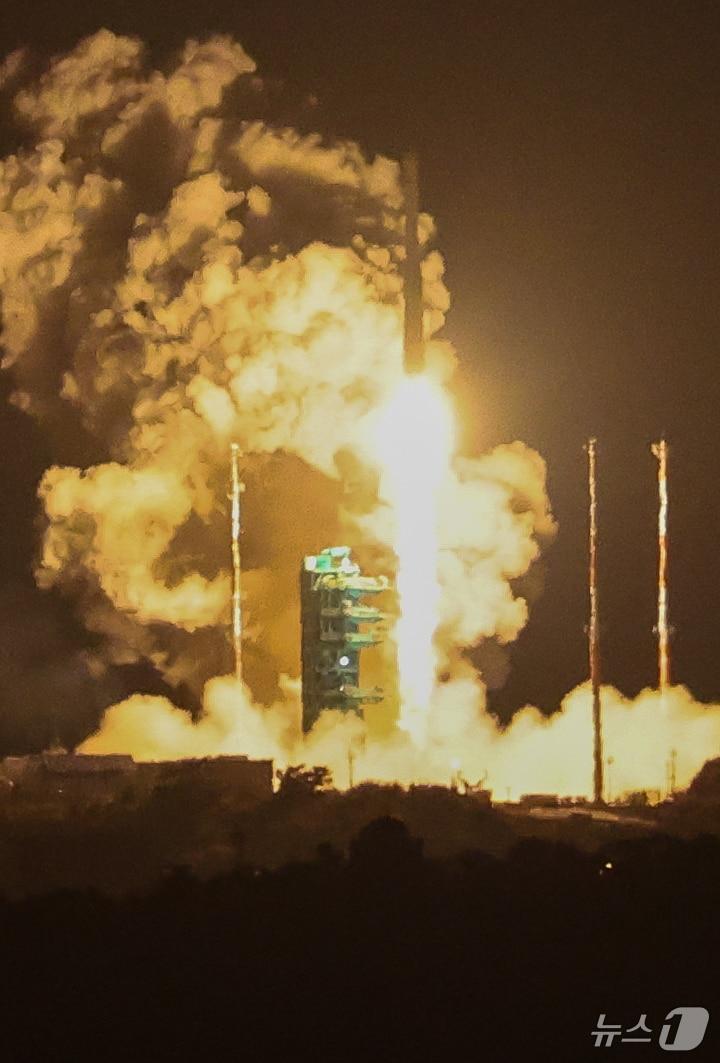 본문 이미지 - 한국형 발사체 누리호&#40;KSLV-Ⅱ&#41;가 27일 새벽 전남 고흥군 나로우주센터에서 4차 발사를 맞아 우주로 날아오르고 있다. 차세대중형위성 3호&#40;1기&#41;를 비롯해 큐브위성 12기 등 총 13기의 위성을 실은 누리호는 오로라를 비롯한 우주환경 관측부터 항암제 연구 등 우주 바이오 실험까지 다양한 임무를 추진한다. 2025.11.27/뉴스1 ⓒ News1 안은나 기자