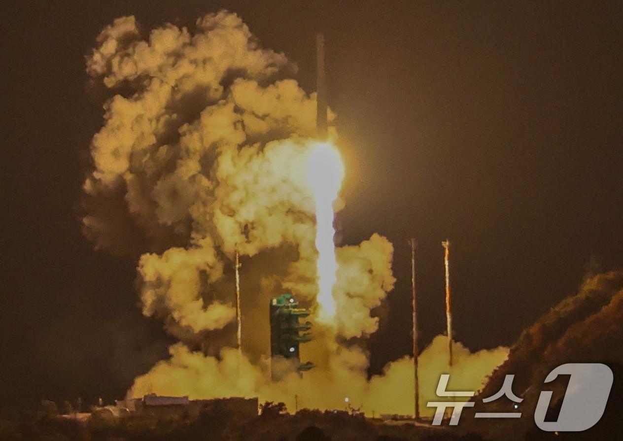 본문 이미지 - 한국형 발사체 누리호&#40;KSLV-Ⅱ&#41;가 27일 새벽 전남 고흥군 나로우주센터에서 4차 발사를 맞아 우주로 날아오르고 있다. 차세대중형위성 3호&#40;1기&#41;를 비롯해 큐브위성 12기 등 총 13기의 위성을 실은 누리호는 오로라를 비롯한 우주환경 관측부터 항암제 연구 등 우주 바이오 실험까지 다양한 임무를 추진한다. 2025.11.27/뉴스1 ⓒ News1 안은나 기자