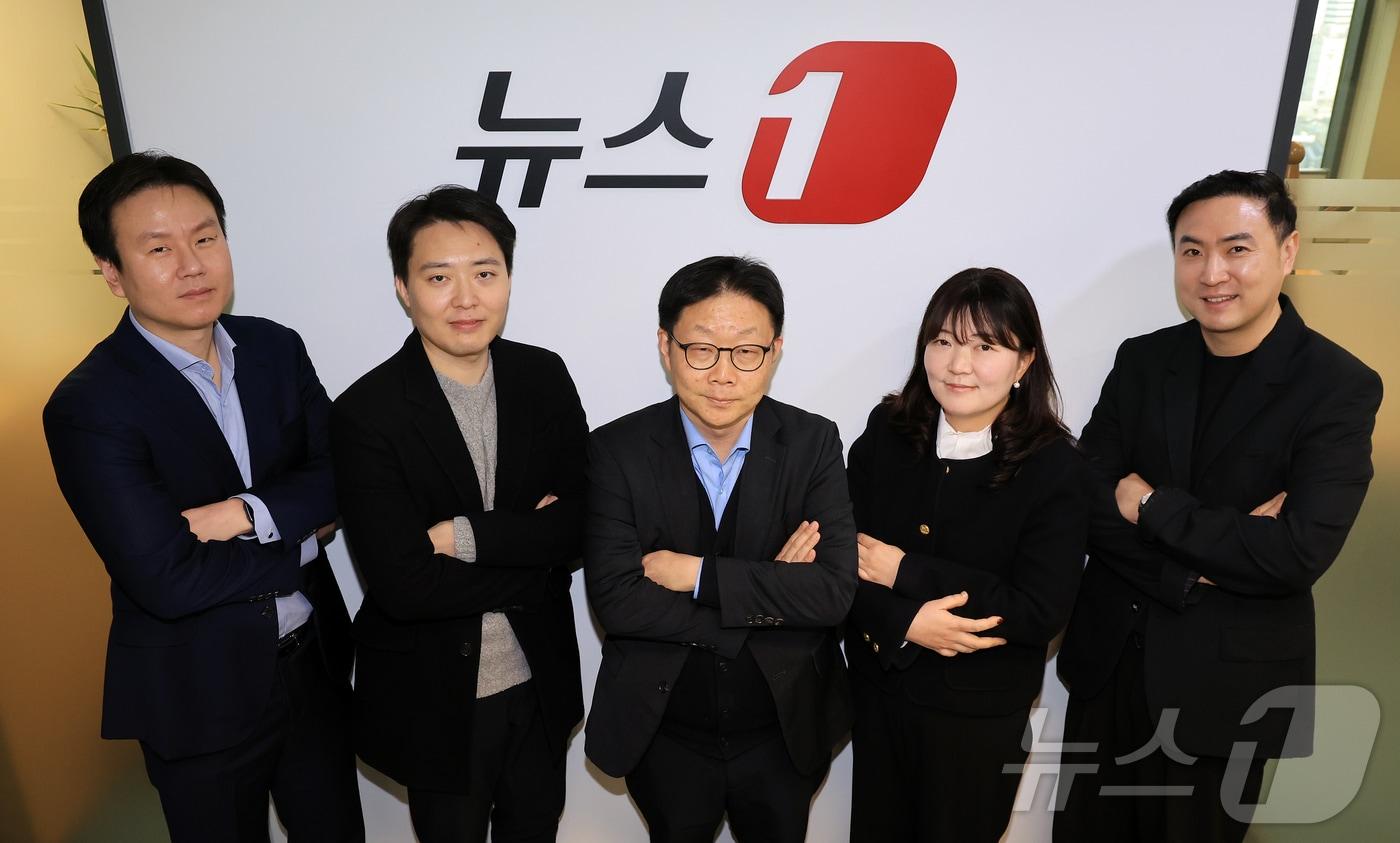 26일 오전 서울 종로구 뉴스1 사옥에서 진행된 자사주 소각 의무화 관련 좌담회를 앞두고 참석자들이 기념 촬영을 하고 있다. 사진 왼쪽부터 김형균 한국기업거버넌스포럼 부회장, 이상목 액트 대표, 송승혁 대한상공회의소 조사본부 금융산업팀장, 박화선 중소기업중앙회 기업성장실장, 강대준 인사이트파트너스 대표. 2025.11.26/뉴스1 ⓒ News1 김진환 기자