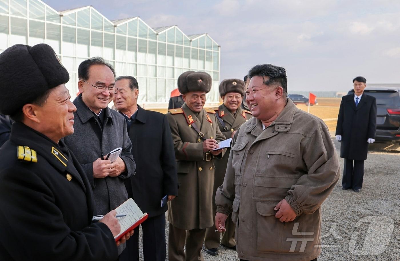 &#40;평양 노동신문=뉴스1&#41; = 북한 노동당 기관지 노동신문은 27일 김정은 당 총비서가 26일 신의주온실종합농장을 현지지도했다고 보도했다. 신문은 김재룡과 김수용이 현지지도에 동행했다고 밝혔지만, 이날 공개한 사진 영상에는 이들의 모습이 포착되지 않았다.[국내에서만 사용가능. 재배포 금지. DB 금지. For Use Only in the Republic of Korea. Redistribution Prohibited] rodongphoto@news1.kr