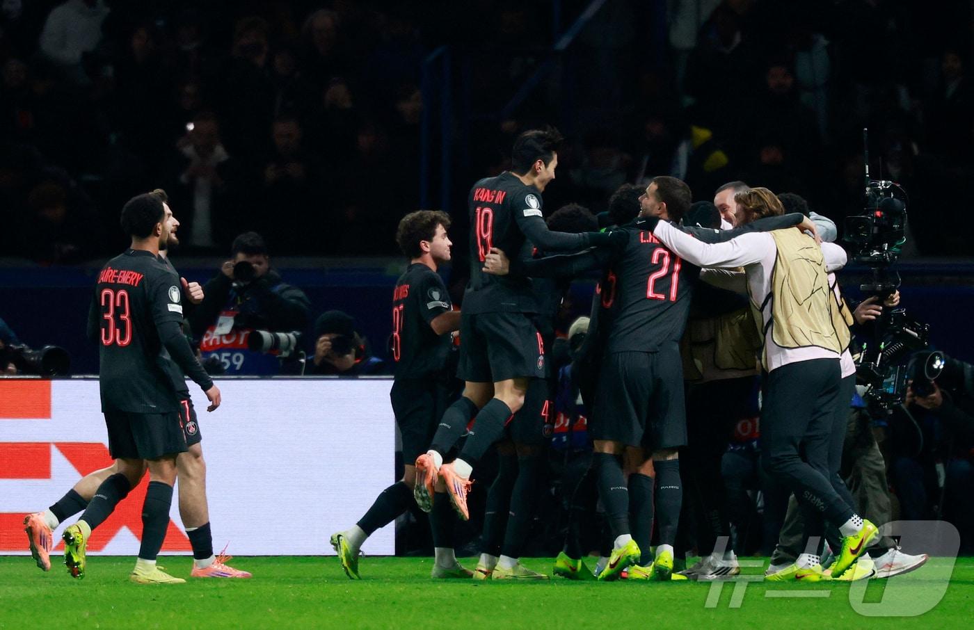 PSG 이강인(19번)이 27일(한국시간) 열린 토트넘과 2025-26 UEFA 챔피언스리그(UCL) 리그 페이즈 5차전에서 후반 20분 윌리안 파초의 골이 터진 뒤 동료들과 기뻐하고 있다. ⓒ 로이터=뉴스1
