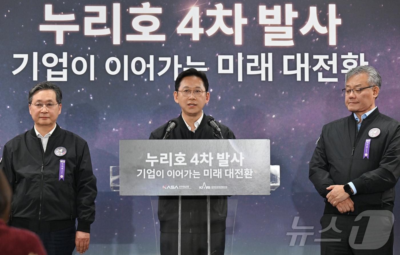 배경훈 부총리 겸 과학기술정보통신부 장관이 27일 전라남도 고흥 나로우주센터 프레스센터에서 누리호 4차 발사 결과 브리핑을 하고 있다. &#40;한국항공우주연구원 제공. 재판매 및 DB 금지&#41; 2025.11.27/뉴스1