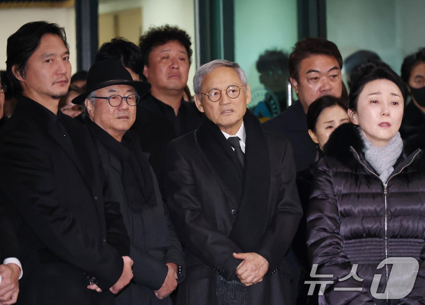 본문 이미지 - 국민배우 이순재가 91세를 일기로 별세한 가운데, 27일 오전 서울 송파구 아산병원에서 열린 발인식에서 동료 연예인들이 고인의 마지막길을 배웅하고 있다. 이순재는 지난해 연극 '고도를 기다리며를 기다리며'를 마지막으로 활동을 중단하고 건강 악화로 재활 치료를 받던 중 사망 소식을 전해 안타까움을 자아내고 있다. (공동취재) 2025.11.27/뉴스1 ⓒ News1 김명섭 기자