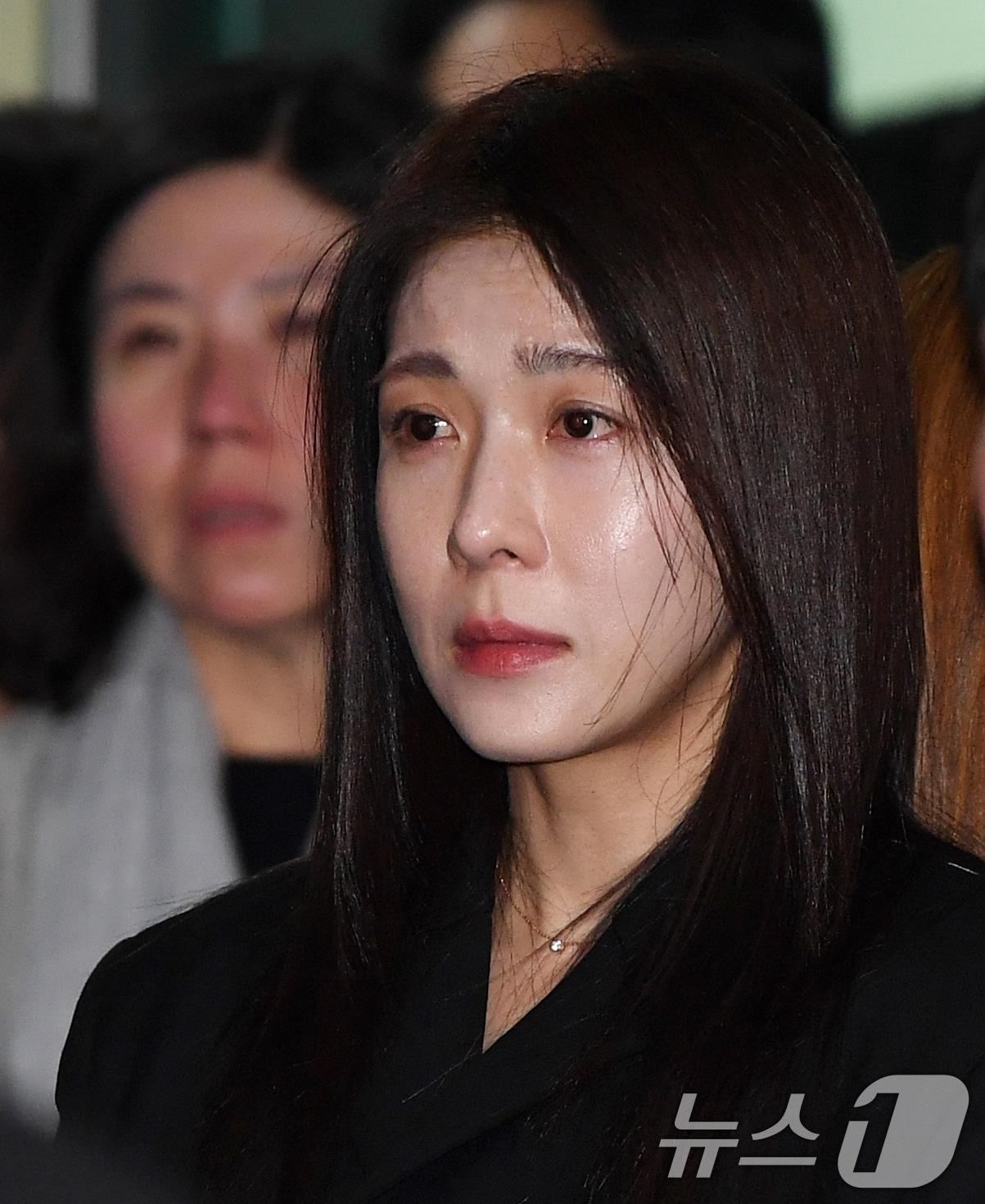 본문 이미지 - 국민배우 이순재가 91세를 일기로 별세한 가운데, 27일 오전 서울 송파구 아산병원에서 열린 발인식에서 동료 연예인들이 고인의 마지막길을 배웅하고 있다. 이순재는 지난해 연극 '고도를 기다리며를 기다리며'를 마지막으로 활동을 중단하고 건강 악화로 재활 치료를 받던 중 사망 소식을 전해 안타까움을 자아내고 있다. (공동취재) ⓒ News1 김명섭 기자