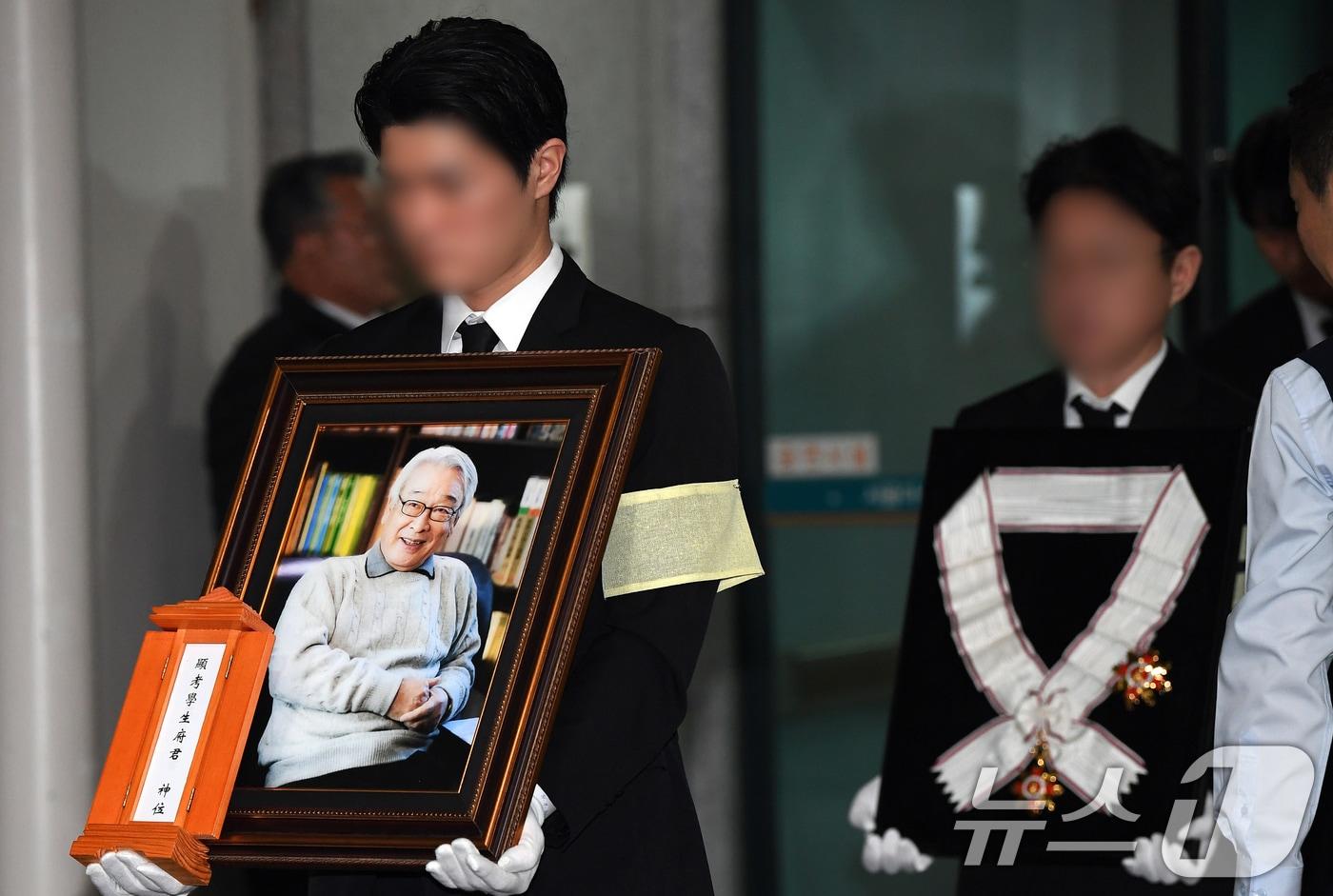 국민배우 이순재가 91세를 일기로 별세한 가운데, 27일 오전 서울 송파구 아산병원에서 열린 발인식에서 고인의 영정이 운구되고 있다. 이순재는 지난해 연극 &#39;고도를 기다리며를 기다리며&#39;를 마지막으로 활동을 중단하고 건강 악화로 재활 치료를 받던 중 사망 소식을 전해 안타까움을 자아내고 있다. &#40;공동취재&#41; 2025.11.27/뉴스1 ⓒ News1 김명섭 기자