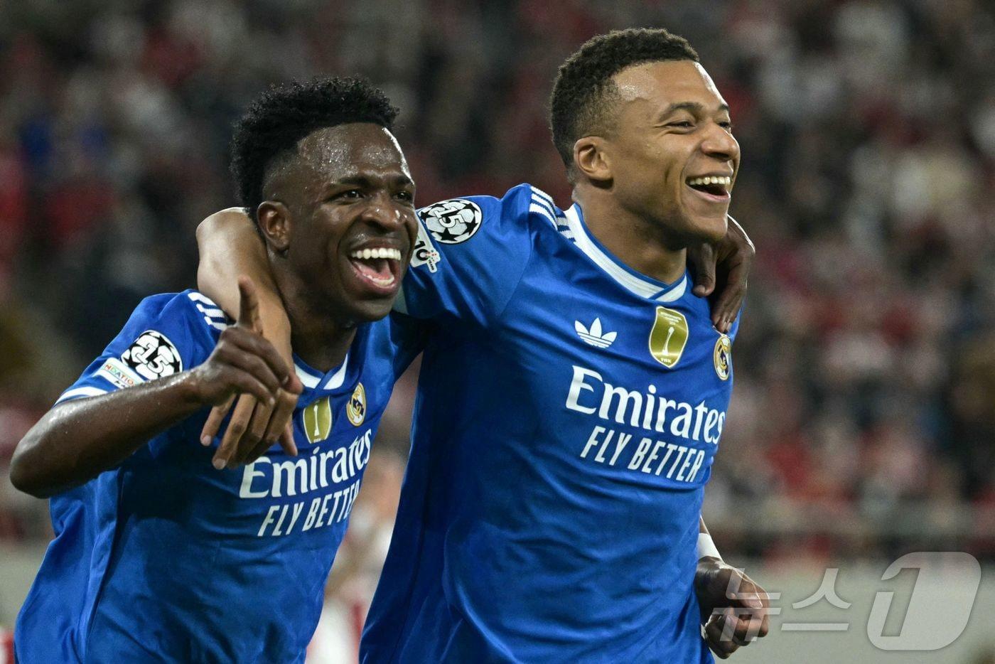 레알 마드리드 공격수 킬리안 음바페&#40;오른쪽&#41;는 27일&#40;한국시간&#41; 열린 올림피아코스와 2025-26 UEFA 챔피언스리그&#40;UCL&#41; 리그 페이즈 5차전에서 4골을 터뜨려 팀의 4-3 승리를 이끌었다. ⓒ AFP=뉴스1