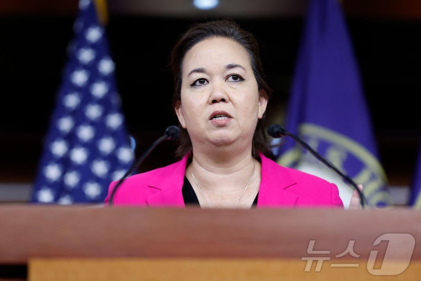 질 도쿠다&#40;민주·하와이&#41; 연방 하원의원이 2024년 9월 25일 의사당에서 기자회견을 열고 아동 보호를 위한 법안을 발표하고 있다. 2024.9.25 ⓒ AFP=뉴스1 ⓒ News1 강민경 기자