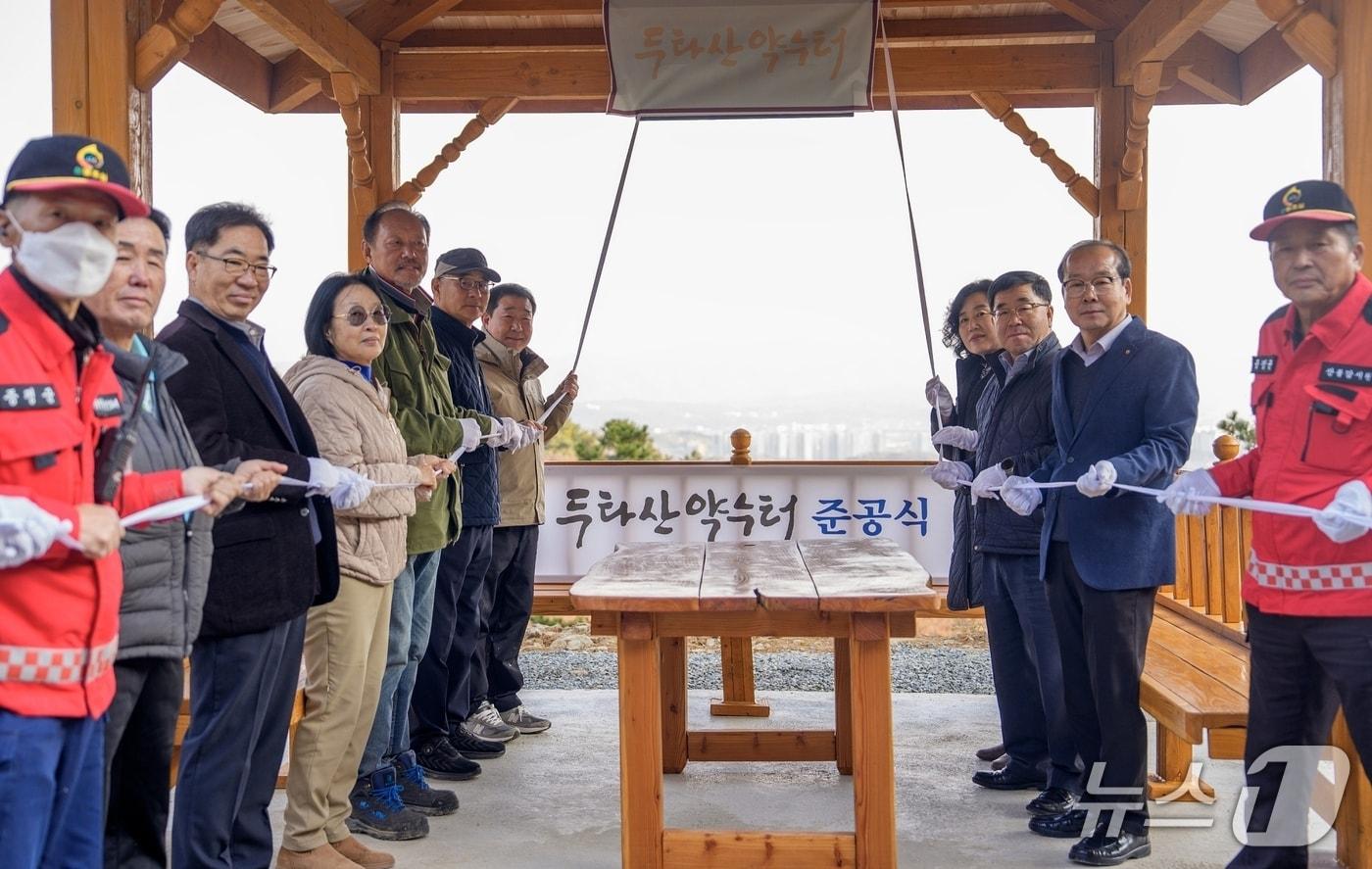 충북 증평군은 증평읍 송산리 두타산 자락에 주민과 등산객이 편안하게 이용할 수 있는 약수터 조성을 마무리하고 현판식을 했다.&#40;증평군 제공, 재판매 및 DB금지&#41;/뉴스1
