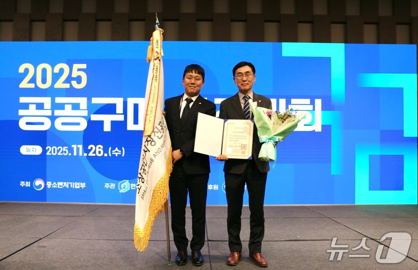 소상공인시장진흥공단&#40;소진공&#41;은 26일 서울 그랜드 워커힐에서 개최된 &#39;2025 공공구매 촉진대회&#39;에서 &#39;공공구매 우수 공공기관 대통령 표창&#39;을 수상했다 &#40;소진공 제공&#41;