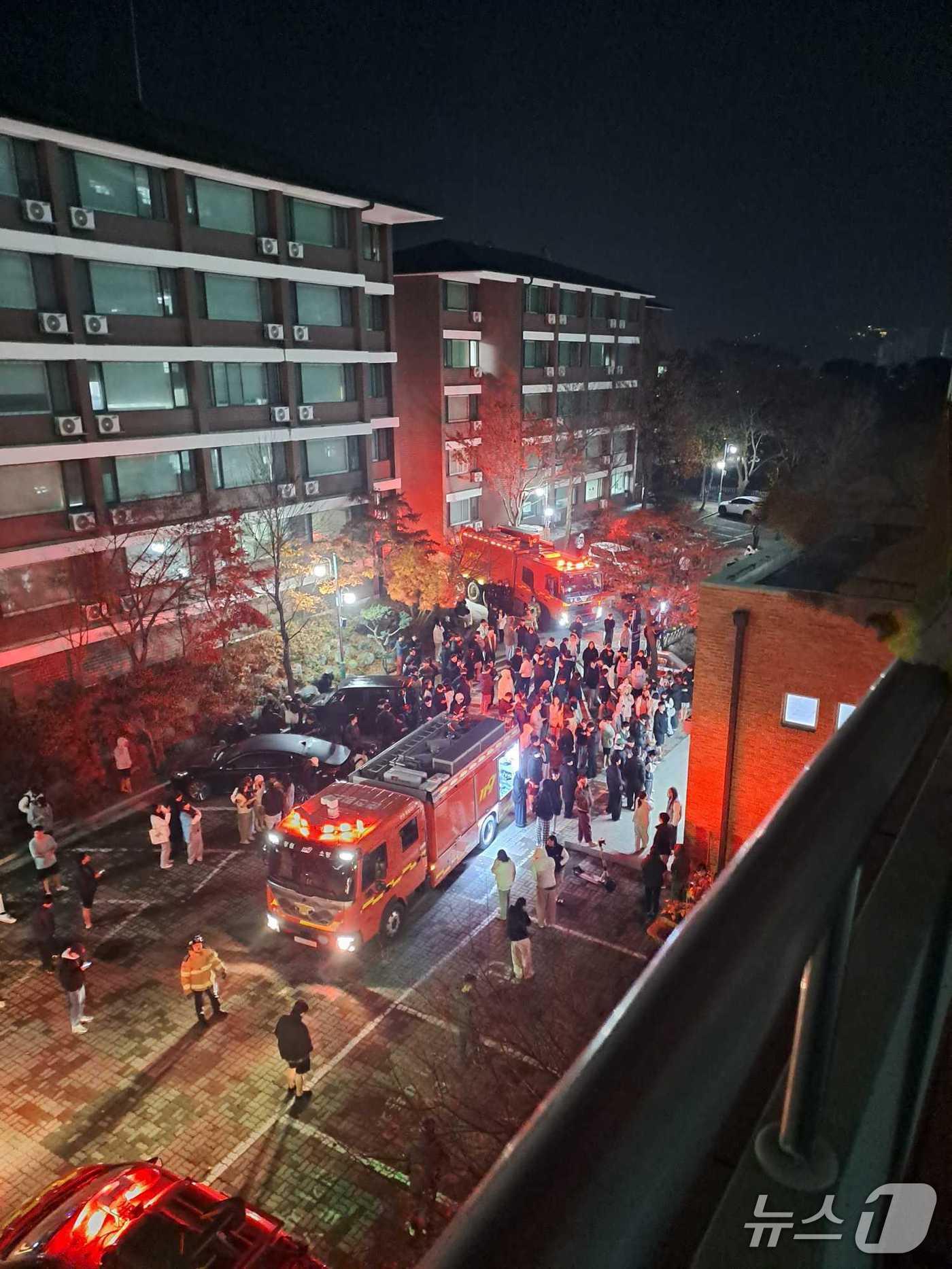 본문 이미지 - 강원 춘천 한림대학교 기숙사 화재로 대피한 학생들.&#40;강원도소방본부 제공, 재판매 및 DB금지&#41;