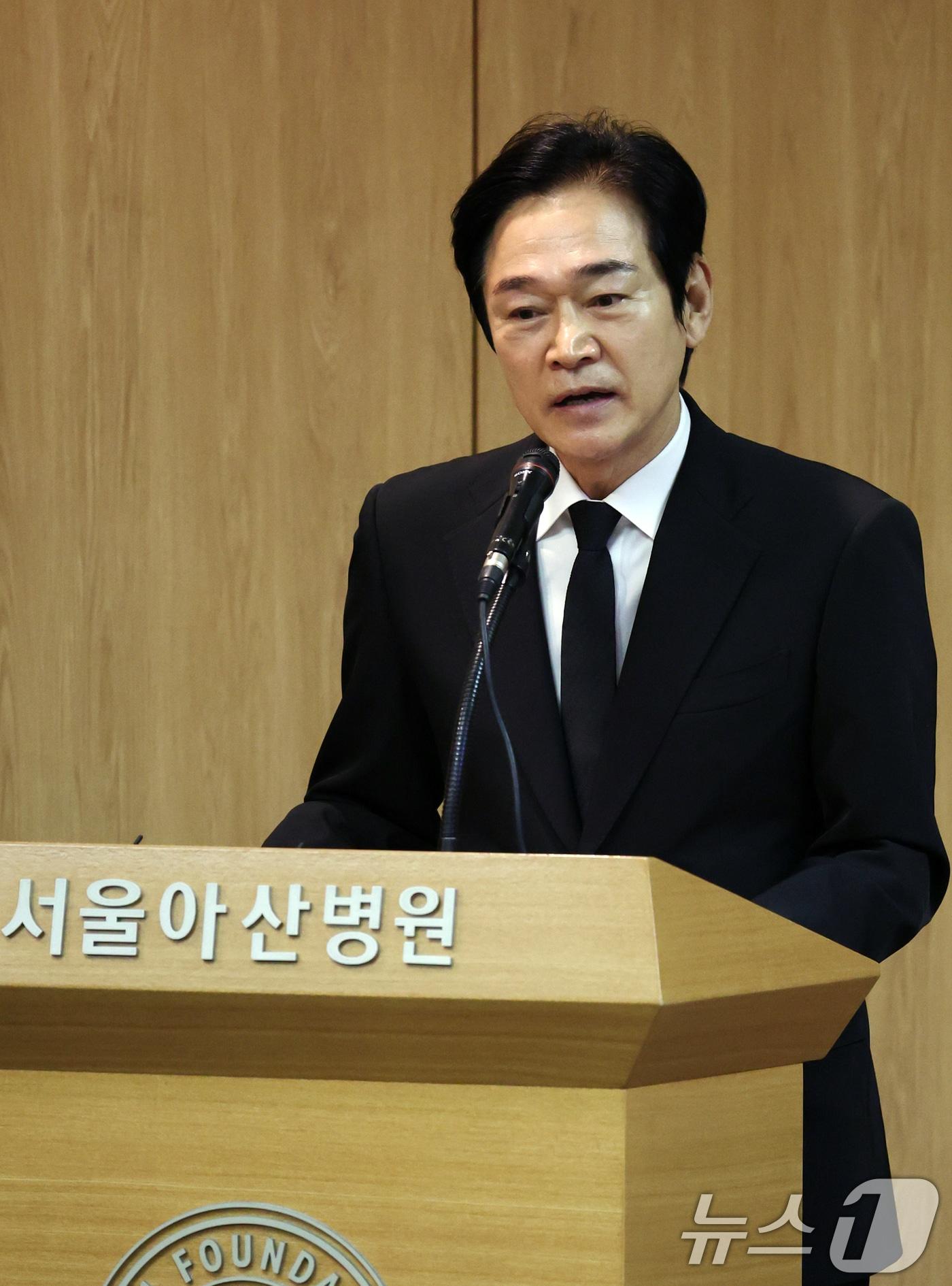 본문 이미지 - 국민배우 이순재가 91세를 일기로 별세한 가운데, 27일 오전 서울 송파구 아산병원에서 열린 영결식에서 정보석이 사회를 보고 있다. 이순재는 지난해 연극 '고도를 기다리며를 기다리며'를 마지막으로 활동을 중단하고 건강 악화로 재활 치료를 받던 중 사망 소식을 전해 안타까움을 자아내고 있다. (공동취재) 2025.11.27/뉴스1 ⓒ News1 김명섭 기자