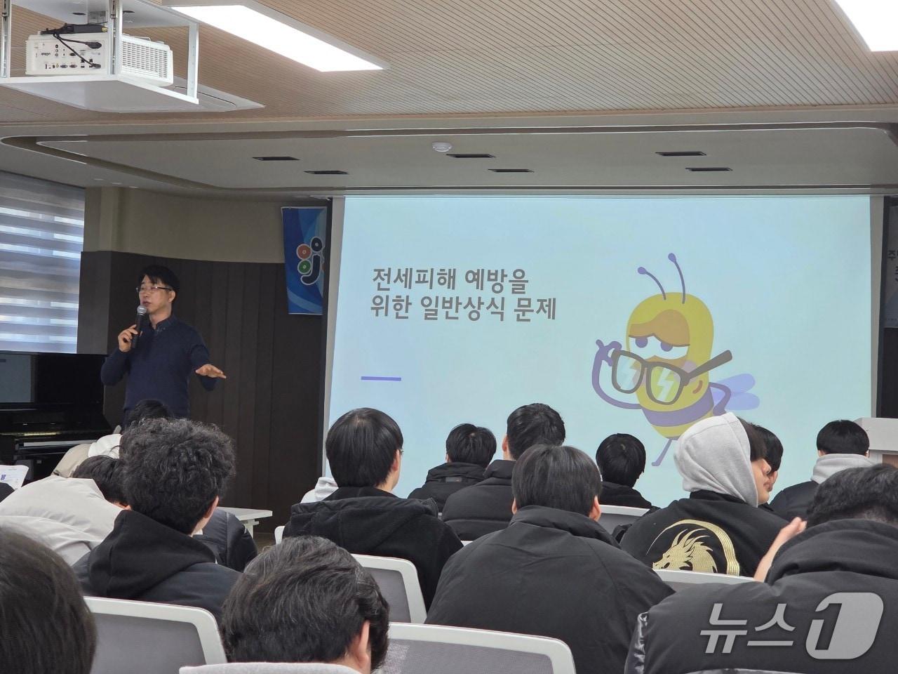 본문 이미지 - 수험생 대상 맞춤형 부동산 교육 모습&#40;중구 제공. 재판매 및 DB금지&#41;/뉴스1