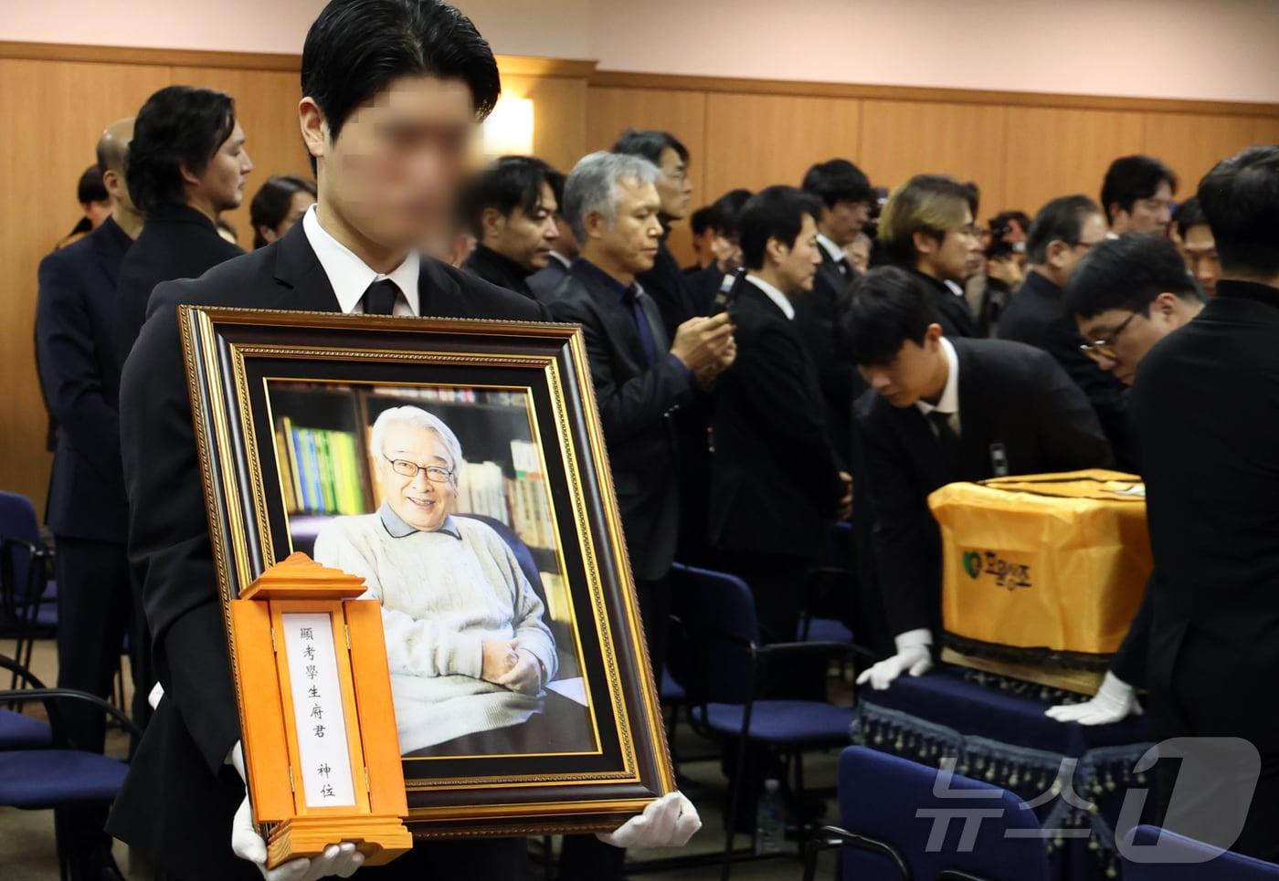 국민배우 이순재가 91세를 일기로 별세한 가운데, 27일 오전 서울 송파구 아산병원에서 열린 영결식이 엄수되고 있다. 이순재는 지난해 연극 &#39;고도를 기다리며를 기다리며&#39;를 마지막으로 활동을 중단하고 건강 악화로 재활 치료를 받던 중 사망 소식을 전해 안타까움을 자아내고 있다. &#40;공동취재&#41; 2025.11.27/뉴스1 ⓒ News1 김명섭 기자