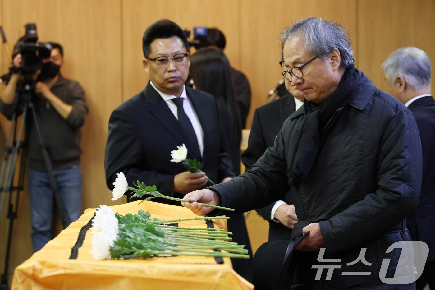 국민배우 이순재가 91세를 일기로 별세한 가운데, 27일 오전 서울 송파구 아산병원에서 열린 영결식에서 배우 정동환이 헌화하고 있다. 이순재는 지난해 연극 '고도를 기다리며를 기다리며'를 마지막으로 활동을 중단하고 건강 악화로 재활 치료를 받던 중 사망 소식을 전해 안타까움을 자아내고 있다. (공동취재) 2025.11.27/뉴스1 ⓒ News1 김명섭 기자