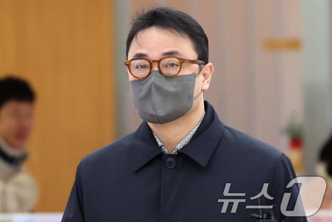 본문 이미지 - '양평 공흥지구 특혜' 의혹을 받는 김건희 여사 오빠 김진우 씨가 27일 오전 서울 종로구 광화문 KT 빌딩에 마련된 김건희 특검(특별검사 민중기) 사무실에 에 피의자 신분으로 출석하고 있다. 2025.11.27/뉴스1 ⓒ News1 황기선 기자