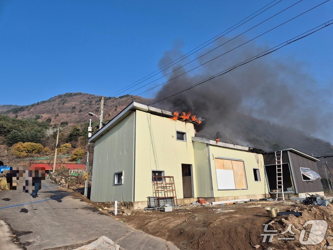 본문 이미지 - 26일 오후 2시19분쯤 경북 영천시 자양면의 한 단독주택 신축 현장에서 불이나 소방 당국이 진화하고 있다.(경북소방본부 제공. 재판매 및 DB 금지)2025.11.27/뉴스1