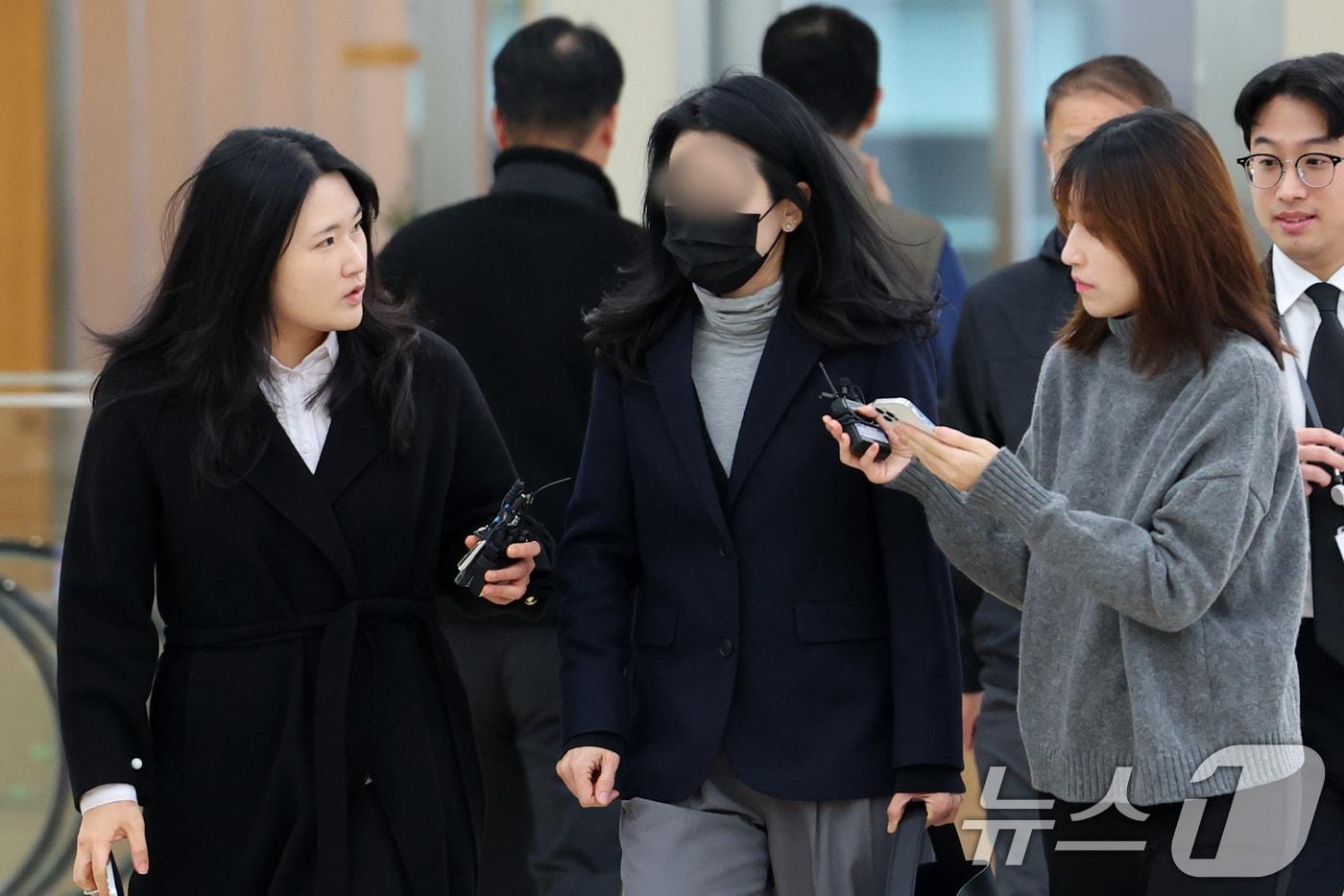 김건희 여사 오빠 김진우 씨의 배우자 노 모씨가 27일 오전 서울 종로구 광화문 KT 빌딩에 마련된 김건희 특검&#40;특별검사 민중기&#41; 사무실에 에 참고인 신분으로 출석하고 있다. 2025.11.27/뉴스1 ⓒ News1 황기선 기자