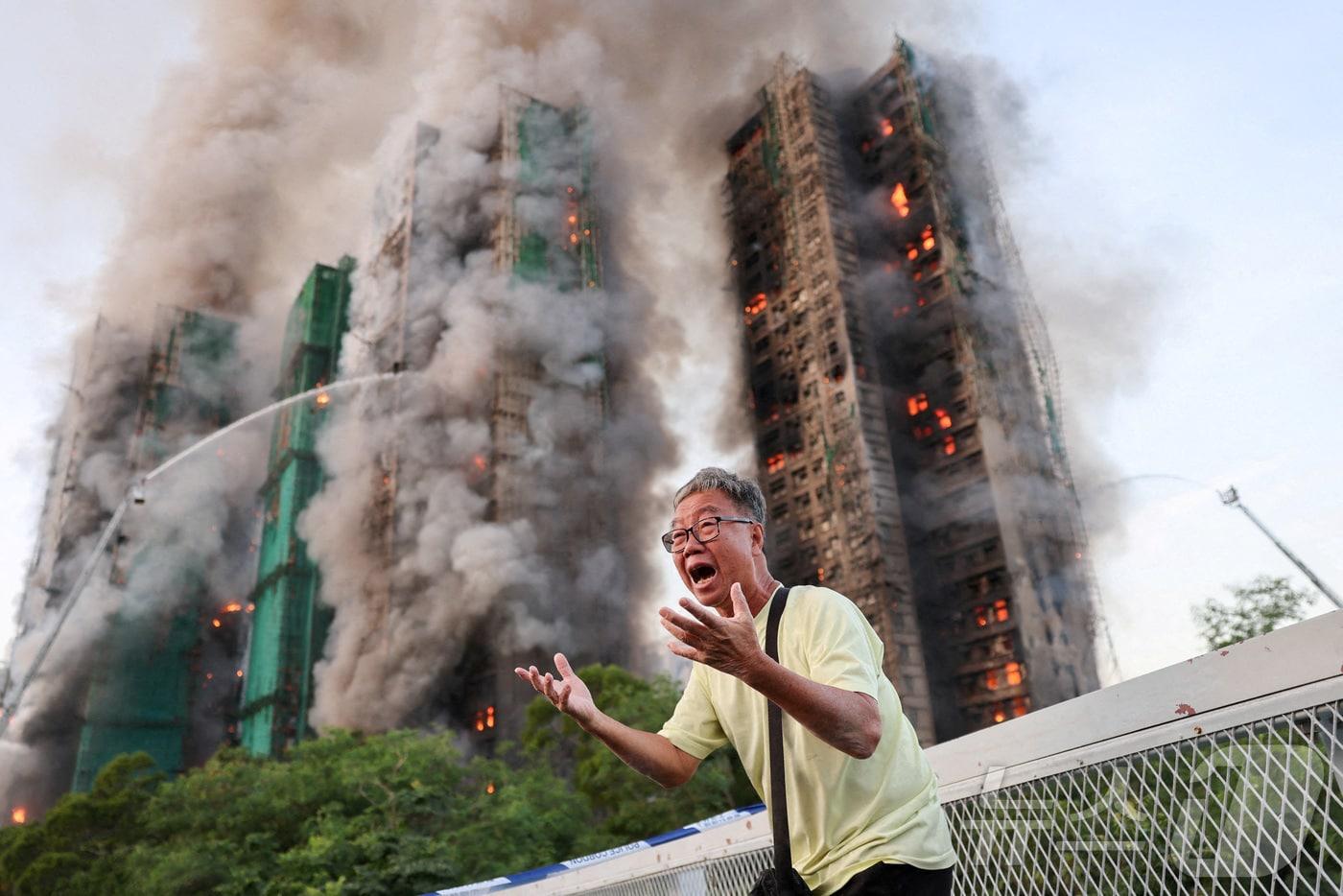 26일 홍콩 왕푹 코트에서 발생한 대형 아파트 화재 현장에서 피해자가 절규하고 있다. ⓒ 로이터=뉴스1 ⓒ News1 임세영 기자
