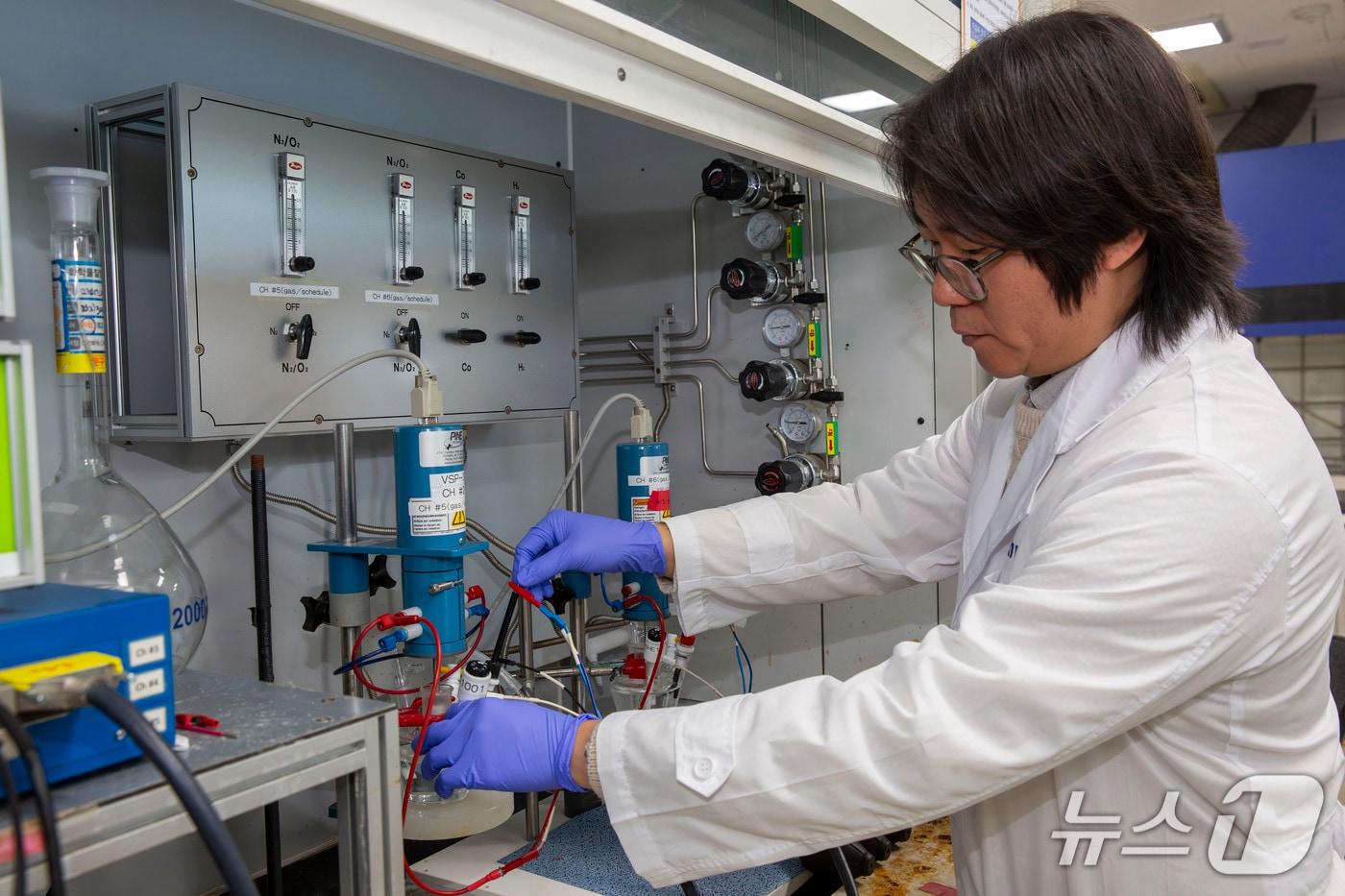 연구진이 개발한 촉매의 성능을 시험하고 있다. &#40;한국에너지기술연구원 제공. 재판매 및 DB금지&#41; 2025.11.27/뉴스1