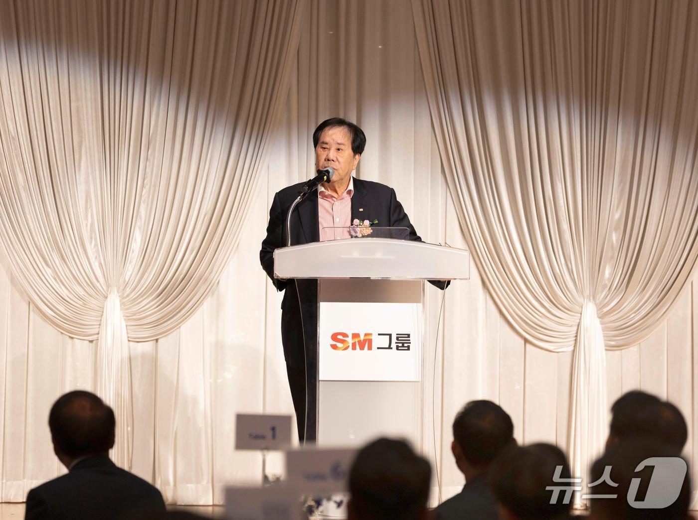 본문 이미지 - 우오현 SM그룹 회장이 지난 26일 서울 마포구 중소기업DMC타워에서 열린 &#39;2025 건설부문 협력사 초청 정기간담회&#39;에서 축사를 하고 있다 &#40;SM그룹 제공&#41; 뉴스1 ⓒ News1