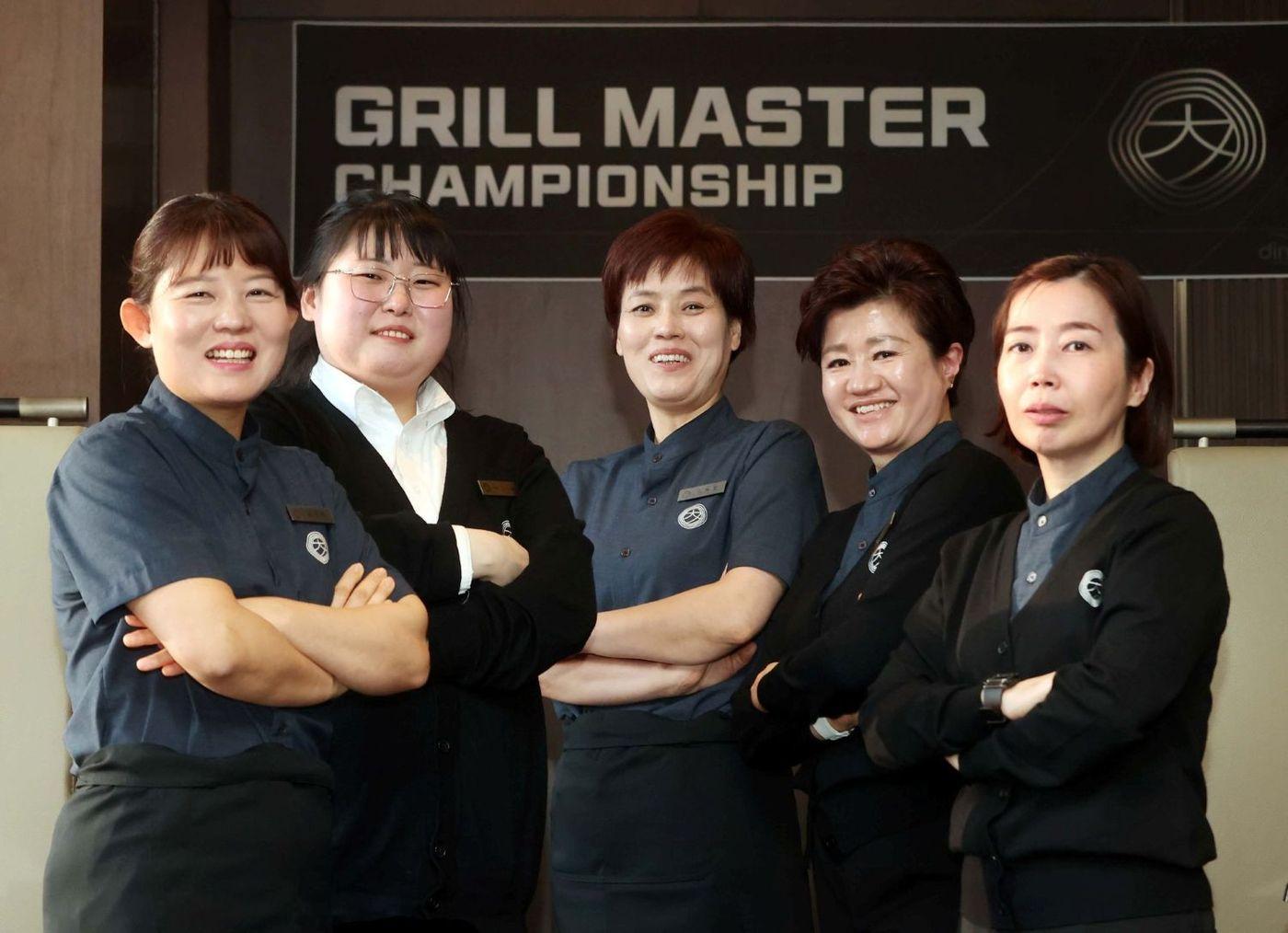 본문 이미지 - ‘그릴 마스터십’에서 TOP 5로 선정된 직원들이 결선 현장에서 기념 촬영을 하고 있다.&#40;창고43 제공&#41;