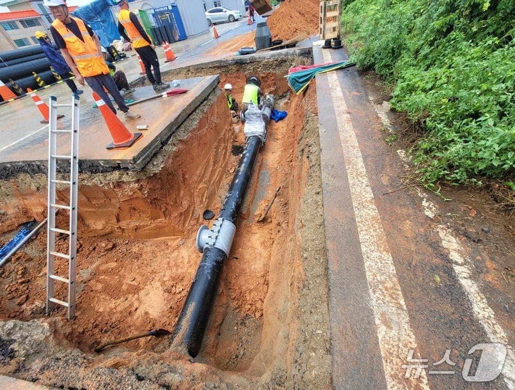 본문 이미지 - 서산시가 상수도 현대화사업을 통해 상수관망을 정비하는 모습&#40;서산시 제공. 재판매 및 DB금지&#41;2025.11.27/뉴스1