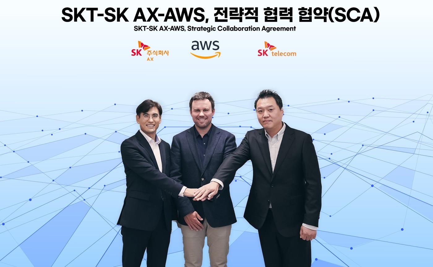 &#40;왼쪽부터&#41; 신장수 SK AX 클라우드 부문장, 크리스 케이시 AWS 아시아태평양 및 일본&#40;APJ&#41; 파트너쉽 총괄, 허민회 SK텔레콤 AI 클라우드 담당 &#40;SKT 제공&#41;