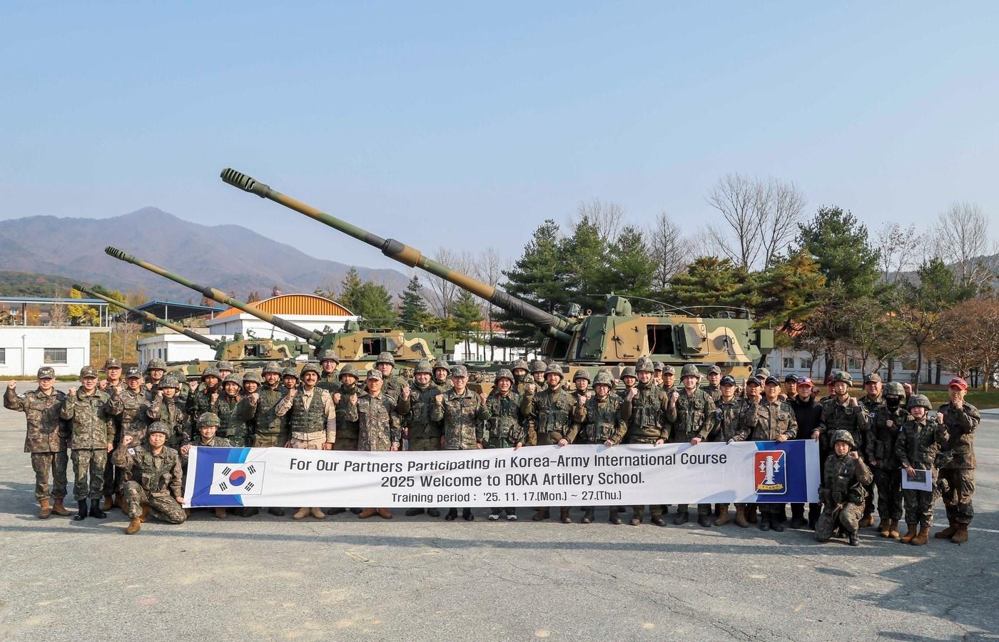 김규하 육군참모총장이 24일 육군 국제과정이 진행 중인 육군포병학교에 방문해 참가자들과 기념사진을 촬영했다.&#40;육군 제공&#41;