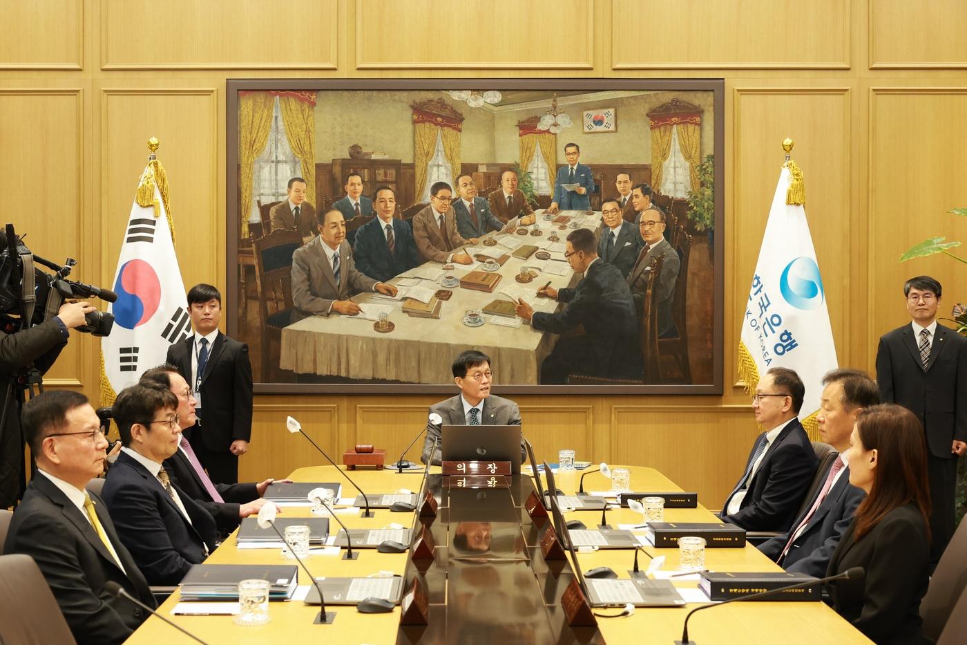 이창용 한국은행 총재가 27일 오전 서울 중구 한국은행에서 열린 금융통화위원회 본회의에 참석했다.&#40;한은 제공&#41;