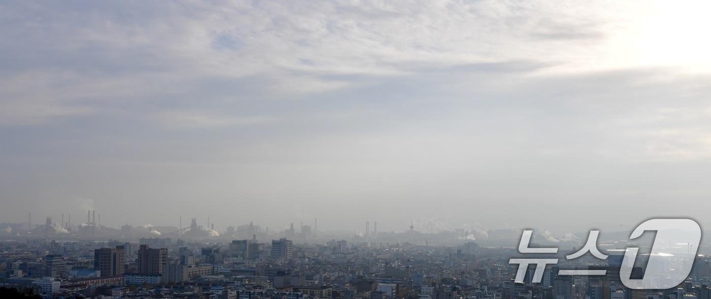 K-스틸법 &#40;철강산업 경쟁력 강화 및 녹색 철강 기술 전환 특별법&#41; 국회 본회의 상정을 앞둔 27일 국내 포스코 포항제철소와 현대제철 포항 공장 주변이 아침 안개에 덮여있다. 포스코와 현대제철, 지역 중소철강업체들은 미 트럼프 정부의 철강관세 인상과 중국 철강과잉 공급 등으로 생산라인 일부를 폐쇄하는 등의 조치등으로 버티고 있다. 2025.11.27/뉴스1 ⓒ News1 최창호 기자