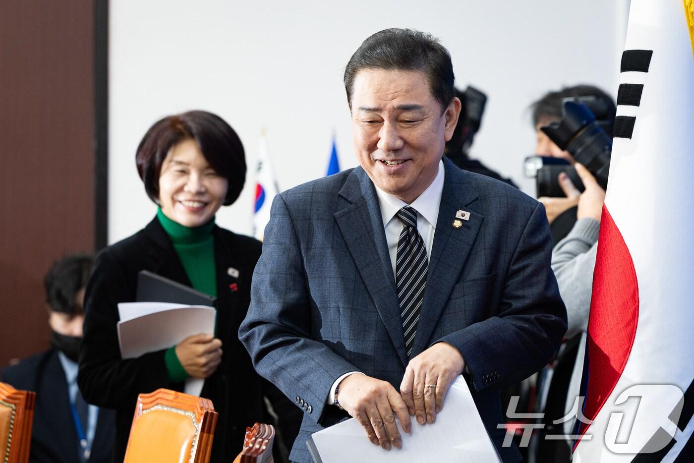 김병기 더불어민주당 원내대표와 한정애 정책위의장이 27일 서울 여의도 국회에서 열린 정책조정회의에 참석하고 있다. 2025.11.27/뉴스1 ⓒ News1 유승관 기자