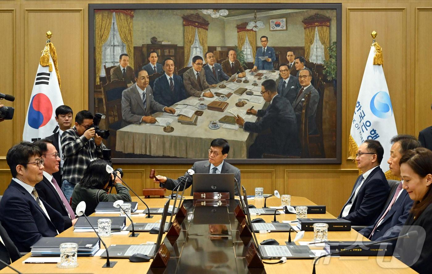 이창용 한국은행 총재가 27일 서울 중구 한국은행에서 열린 금융통화위원회 본회의에서 의사봉을 두드리고 있다. &#40;공동취재&#41; 2025.11.27/뉴스1 ⓒ News1 이호윤 기자