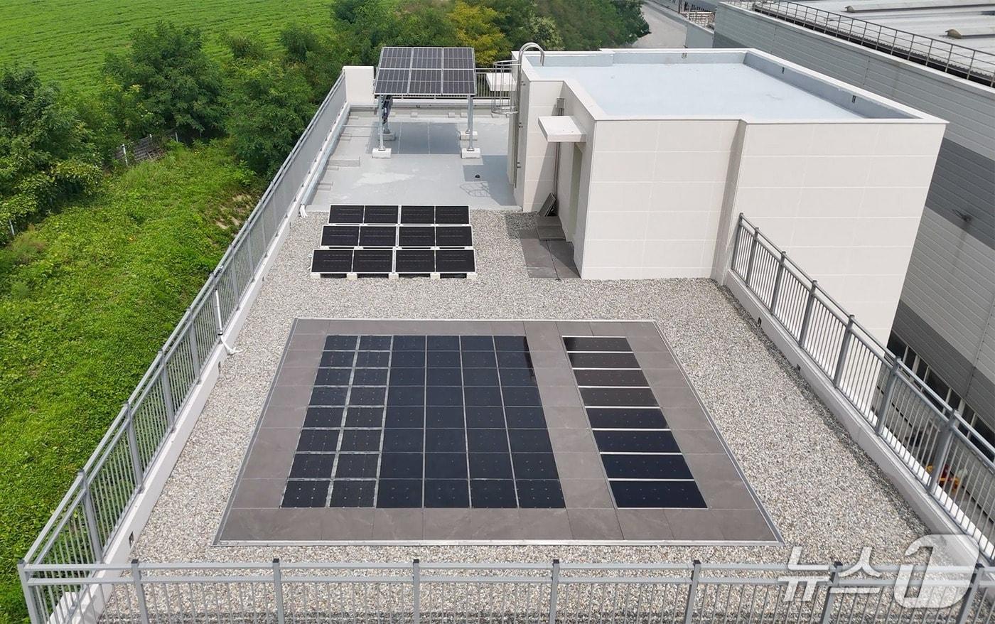 GS건설이 개발한 All in One 옥상 바닥시스템을 적용한 태양광모듈(아래)과 철골 구조물에 설치된 기존의 일반 태양광패널(위) (GS건설 제공) 뉴스1 ⓒ News1