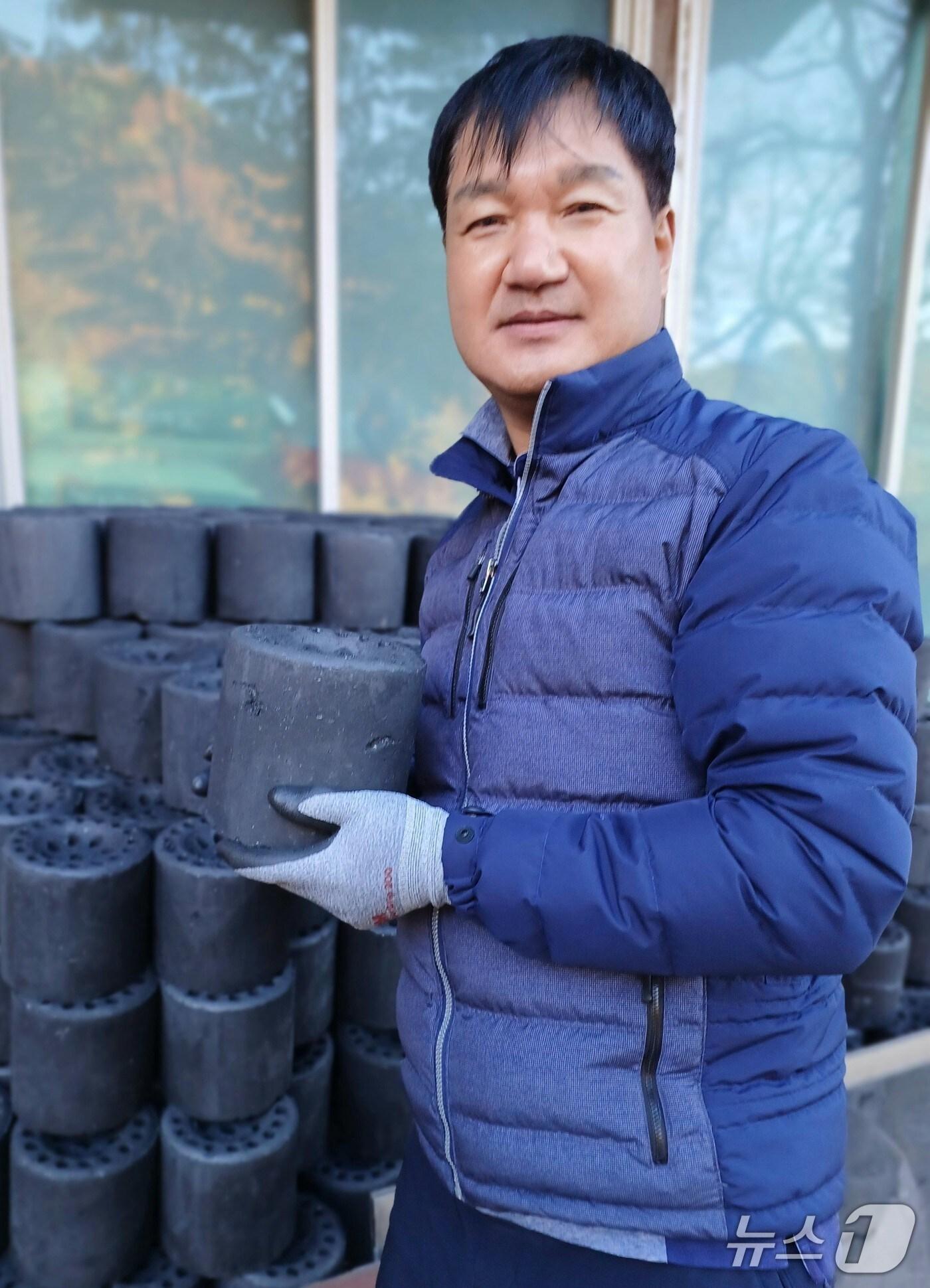 본문 이미지 - 영동우체국 한우송 집배원이 홀몸노인 가구에 연탄을  전달하고 있다. (독자제공 제공, 재판매 및 DB금지) /뉴스1