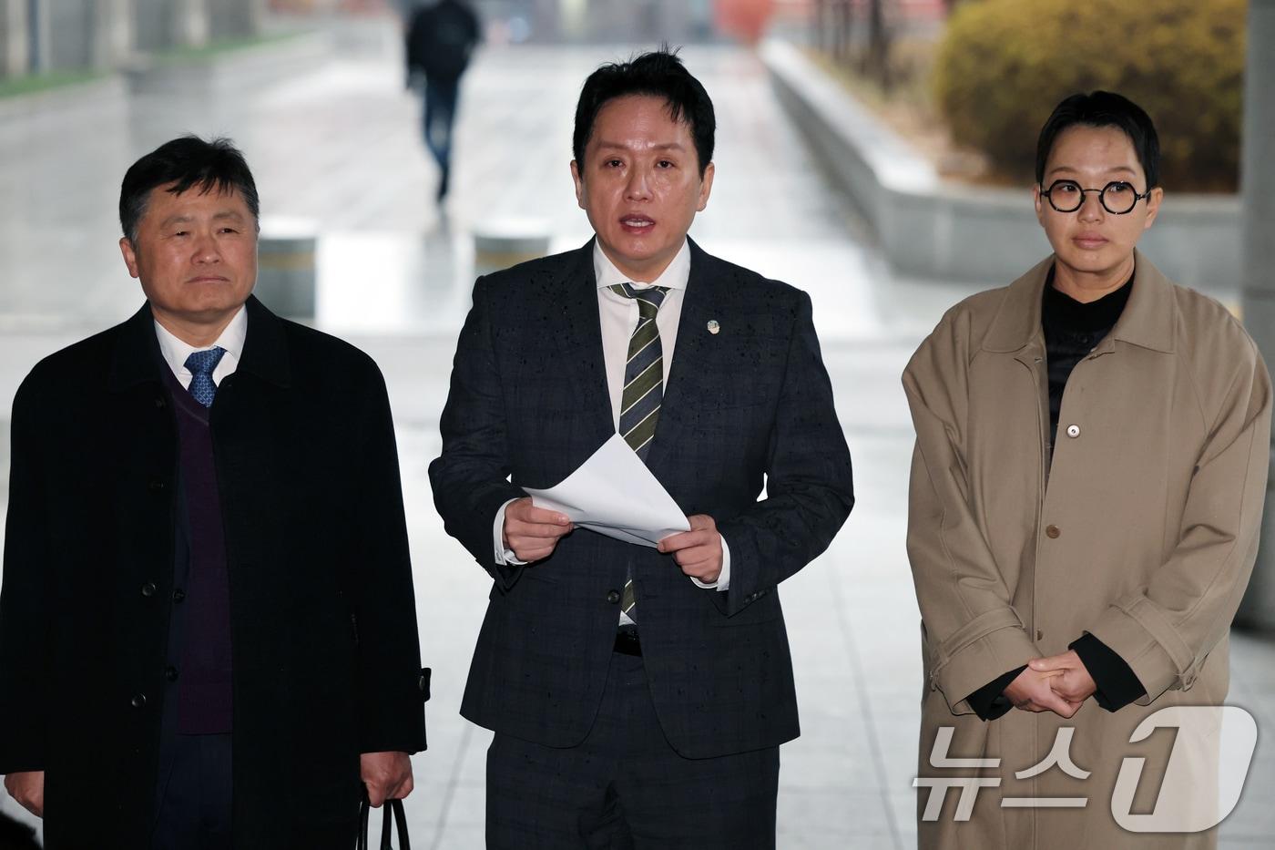 임태훈 군인권센터 소장이 27일 오전 서울 서초구 서울고등검찰청에 마련된 내란 특검 사무실 앞에서 고발인 조사 출석 전 입장을 밝히고 있다. 지난달 23일 군인권센터는 조희대 대법원장과 천대엽 법원행정처장을 내란 중요임무 종사 혐의로 특검에 고발했다. 2025.11.27/뉴스1 ⓒ News1 황기선 기자