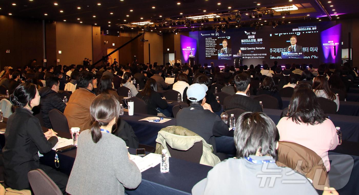 곽진규 제주국제자유도시개발센터(JDC) 이사장 직무대행이 27일 오전 제주한라대학교 한라컨벤션센터에서 열린 '제5회 영리더스포럼, 제주' 개막식에서 개회사를 하고 있다. 2025.11.27/뉴스1 ⓒ News1 오미란 기자