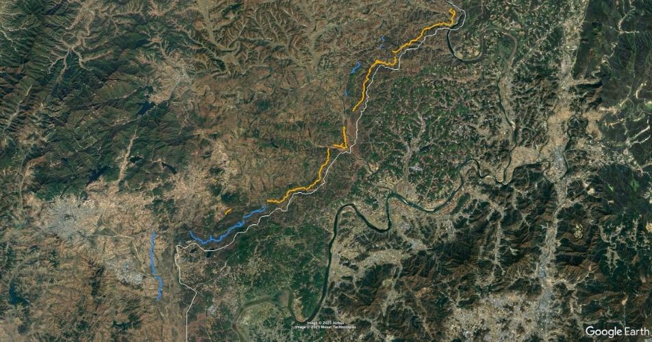 본문 이미지 - 북한이 비무장지대&#40;DMZ&#41; 전역에서 방어선을 새로 새로 구축하고 있다. 지난 2024년 4월부터 2025년 6월까지 건설된 방어선은 파란색, 2025년 6월부터 11월까지 건설된 방어선은 주황색으로 표시. &#40;NK뉴스 편집, 구글어스 갈무리&#41;