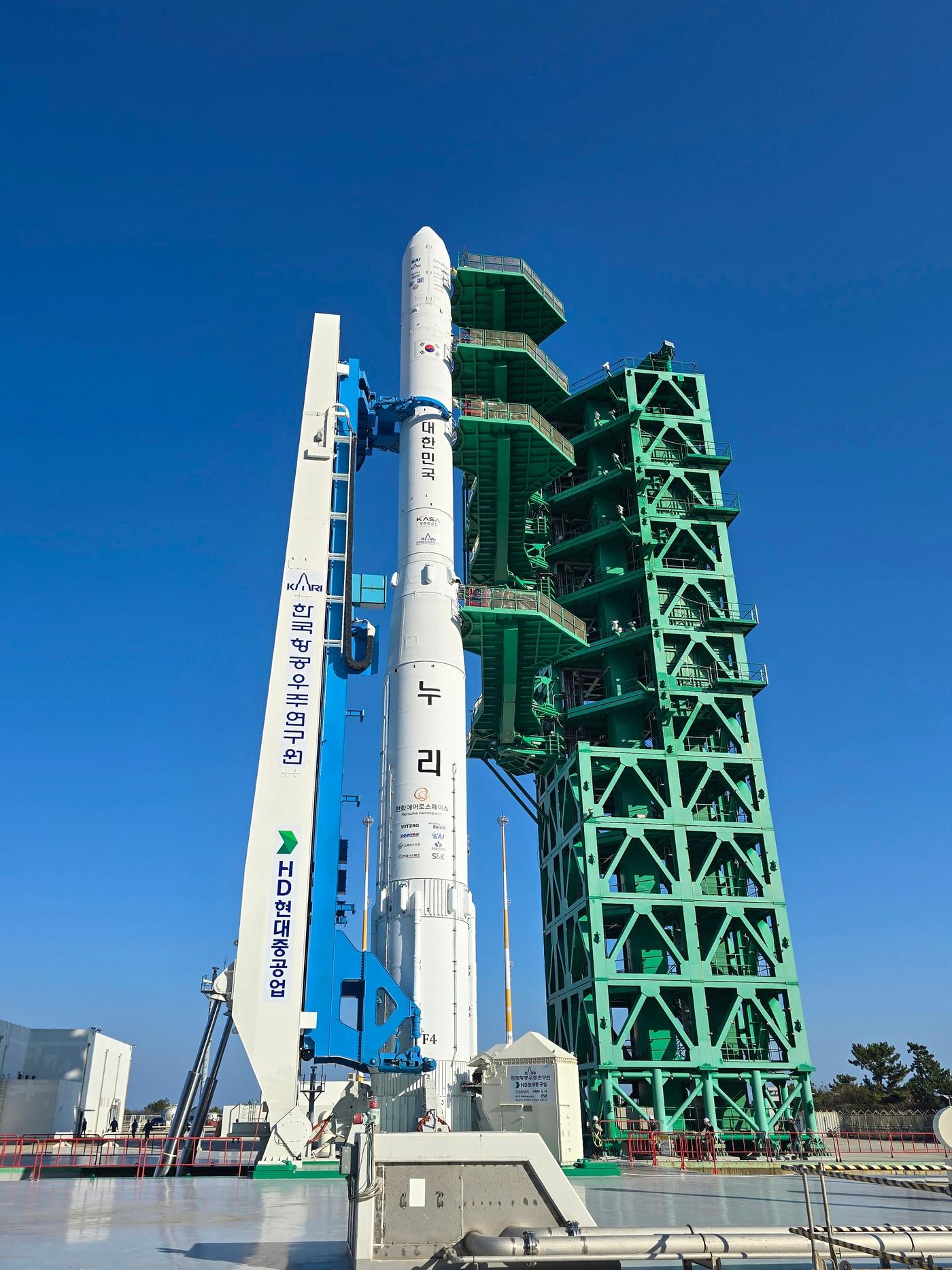 본문 이미지 - HD현대중공업이 구축한 발사대에서 발사 준비를 마친 누리호. &#40;HD현대중공업 제공&#41;
