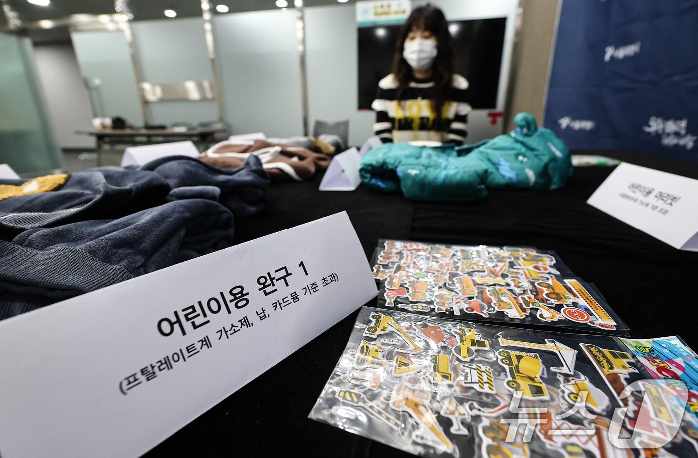 본문 이미지 - 27일 서울시청에서 직원이 국내 안전기준에 부적합한 어린이 겨울 의류·잡화를 공개하고 있다. 서울시는 해외 온라인 플랫폼에서 판매되는 어린이 겨울 의류·잡화 24개 제품을 조사한 결과, 8개 제품이 국내 안전기준에 부적합한 것으로 확인됐다고 밝혔다. 2025.11.27 ⓒ 뉴스1 김도우 기자