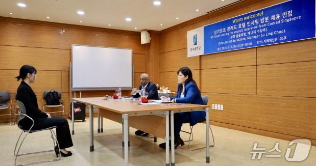 본문 이미지 - 전주대 호텔경영학과 재학생 16명이 최근 싱가포르 콘래드 호텔에 최종 합격했다. 사진은 지난 6일 전주대에서 실시된 면접 장면.(전주대 제공, 재판매 및 DB 금지)/뉴스1