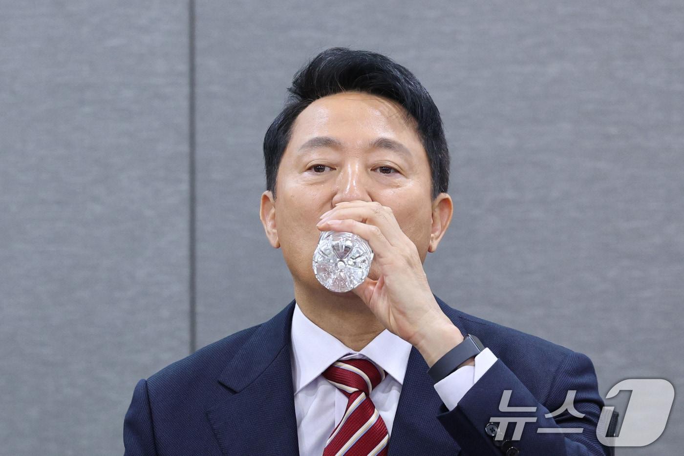 오세훈 서울시장이 27일 서울 여의도 국회 의원회관에서 열린 '서울 주택공급 절벽의 원인과 해법 - 민주당 시정 10년이 남긴 부동산 재앙, 어떻게 극복할 것인가' 토론회에서 목을 축이고 있다. 2025.11.27/뉴스1 ⓒ News1 신웅수 기자