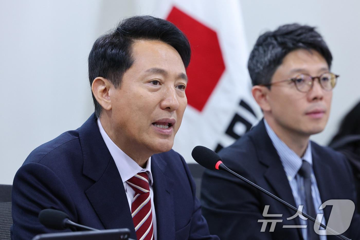 오세훈 서울시장이 서울 여의도 국회 의원회관에서 열린 &#39;서울 주택공급 절벽의 원인과 해법 - 민주당 시정 10년이 남긴 부동산 재앙, 어떻게 극복할 것인가&#39; 토론회에서 인사말을 하고 있다. 2025.11.27/뉴스1 ⓒ News1 신웅수 기자