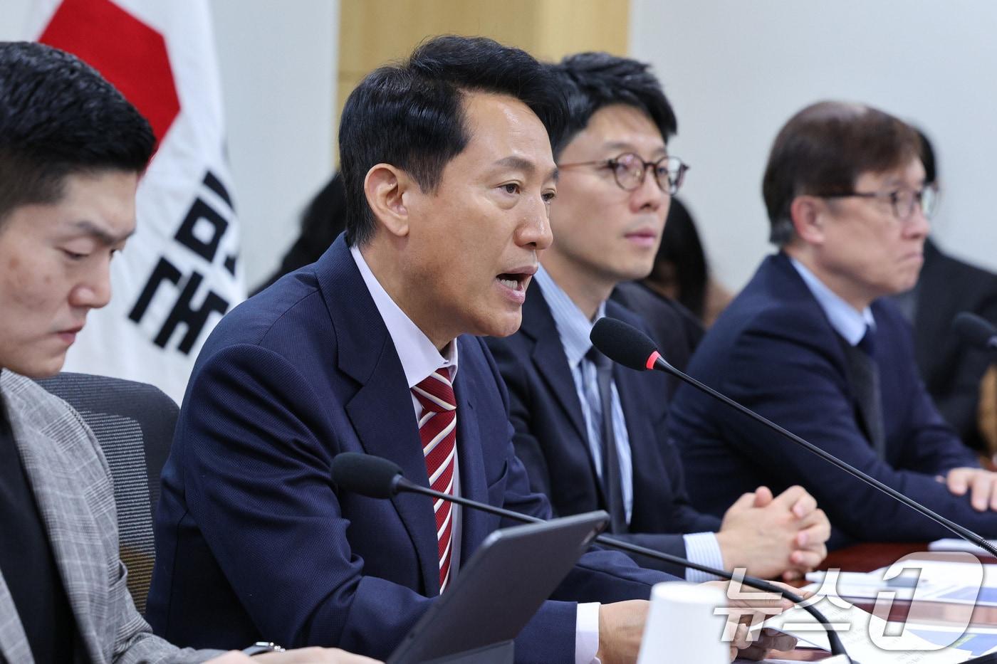 본문 이미지 - 오세훈 서울시장이 서울 여의도 국회 의원회관에서 열린 '서울 주택공급 절벽의 원인과 해법 - 민주당 시정 10년이 남긴 부동산 재앙, 어떻게 극복할 것인가' 토론회에서 인사말을 하고 있다. 2025.11.27/뉴스1 ⓒ News1 신웅수 기자