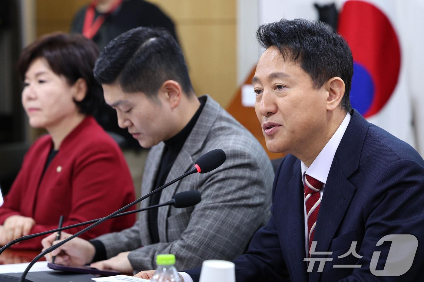 오세훈 서울시장이 27일 서울 여의도 국회 의원회관에서 열린 &#39;서울 주택공급 절벽의 원인과 해법 - 민주당 시정 10년이 남긴 부동산 재앙, 어떻게 극복할 것인가&#39; 토론회에서 인사말을 하고 있다. 2025.11.27/뉴스1 ⓒ News1 신웅수 기자