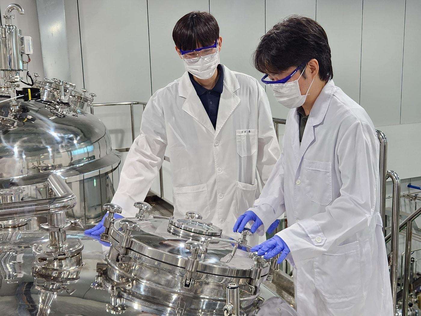 본문 이미지 - 지투지바이오 연구원이 약물전달기술을 연구하고 있다.&#40;지투지바이오 제공&#41;/뉴스1