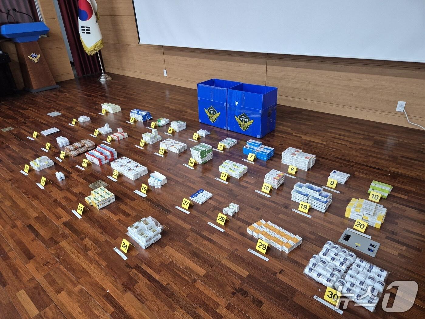 본문 이미지 - 50대 A 씨가 불법 판매를 위해 보관하고 있던 중국산 의약품 1만7000여 정.(서귀포해양경찰서 제공. 재판매 및 DB 금지)