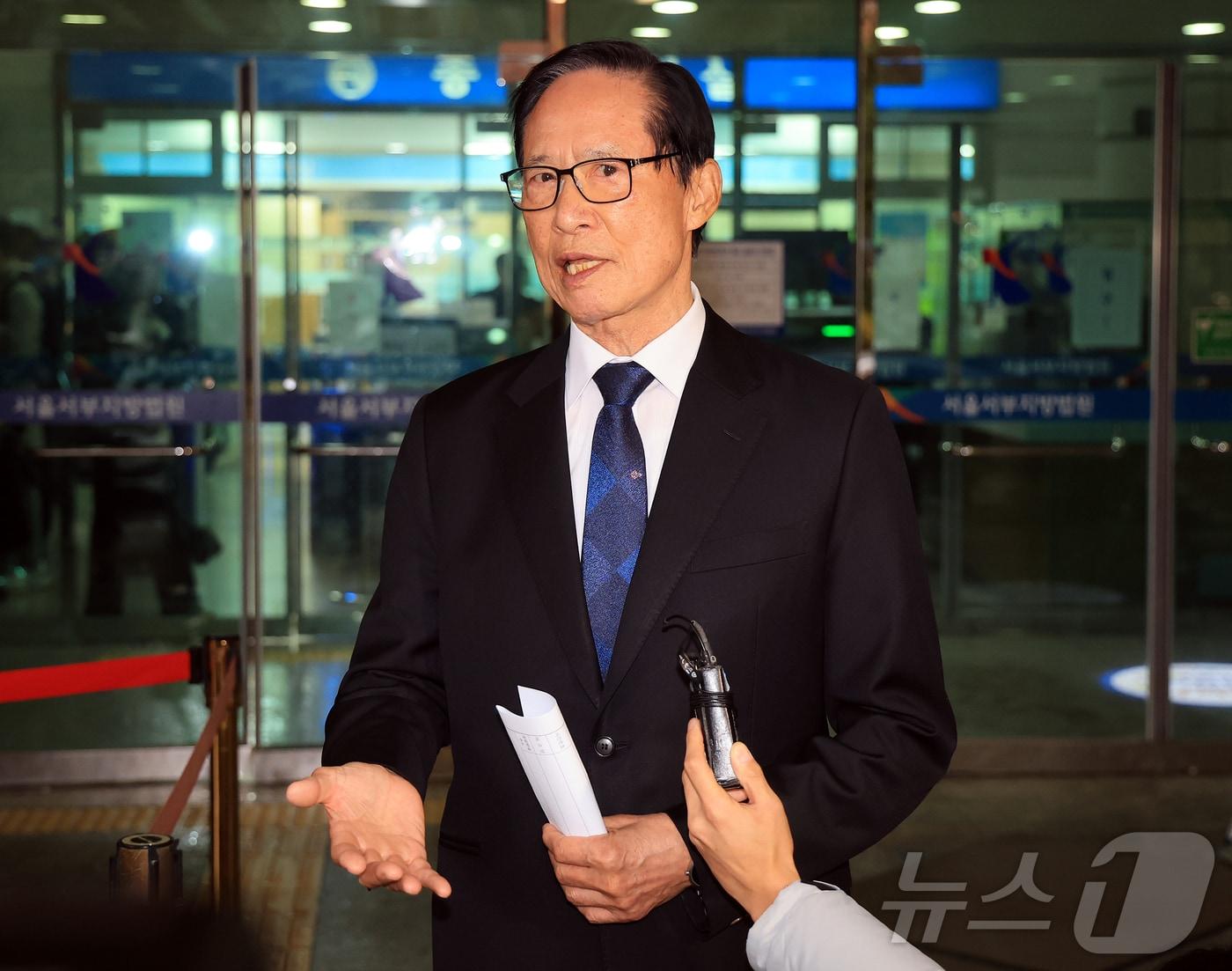 본문 이미지 - 직권남용권리행사방해 혐의 항소심에서 무죄를 선고받은 송영무 전 국방부 장관이 27일 오전 서울 마포구 서울서부지방법원에서 열린 항소심 선고 공판을 마친 후 법정을 나서며 취재진의 질의에 답변하고 있다. 2025.11.27/뉴스1 ⓒ News1 김진환 기자