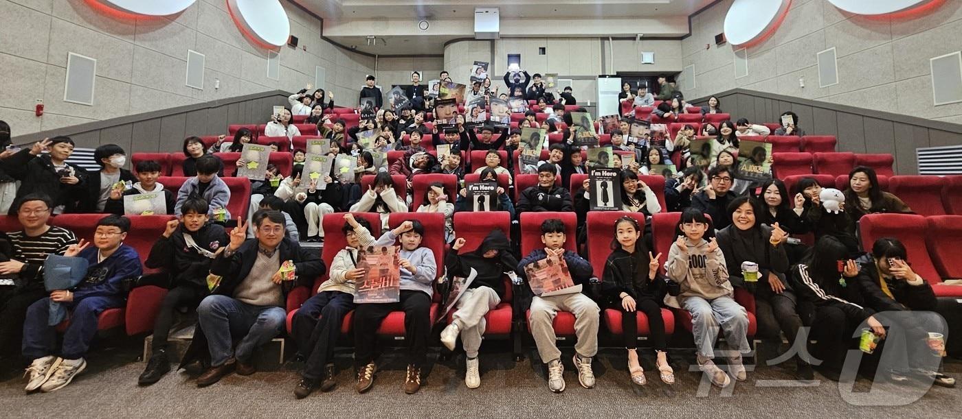 광주 독립영화관에서 제5회 무등영화제가 열린 가운데 어린이들이 제작한 영화를 교사들과 함께 관람하고 있다.&#40;광주실천교육교사모임 제공. 재배포 및 DB 금지&#41;