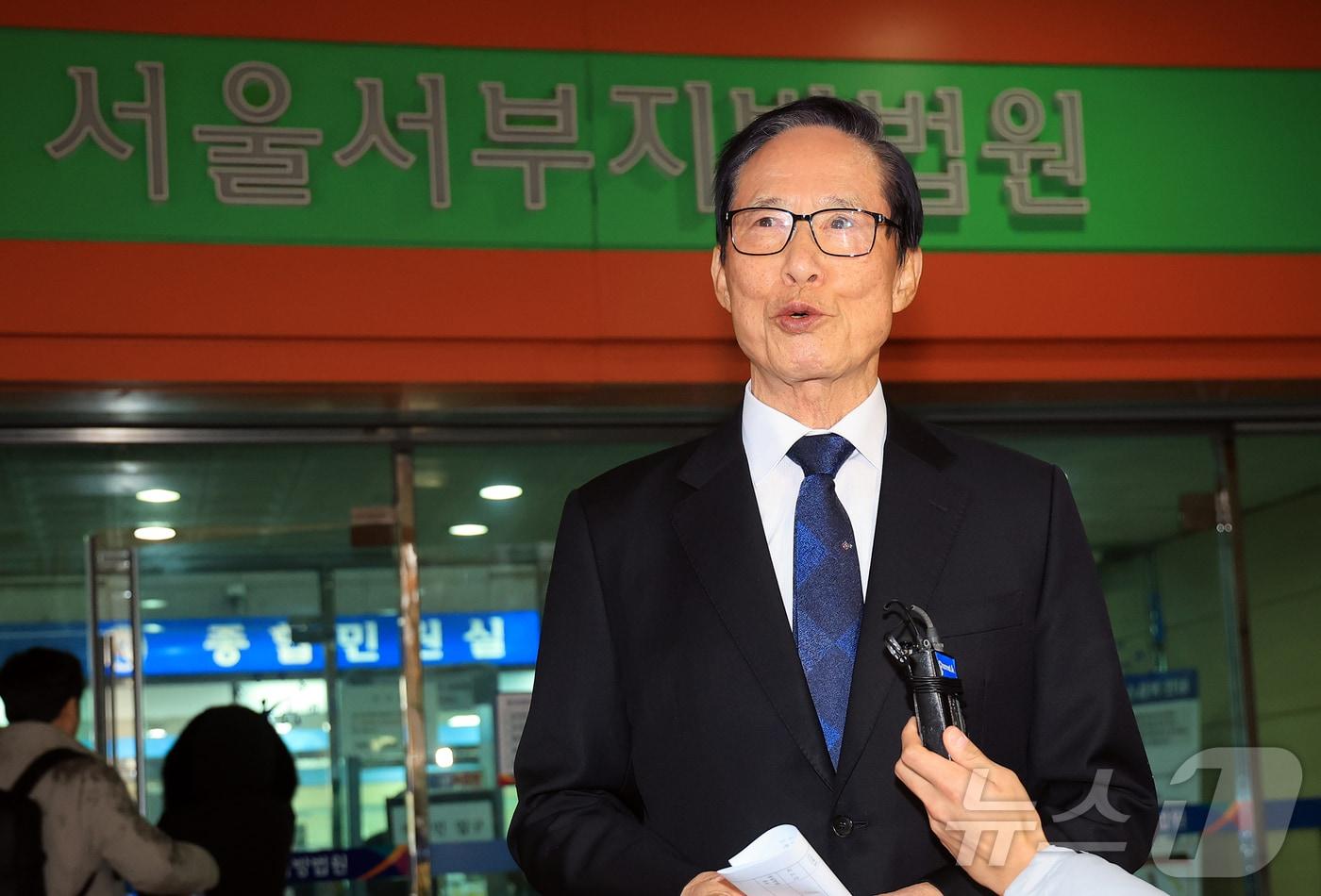 직권남용권리행사방해 혐의 항소심에서 무죄를 선고받은 송영무 전 국방부 장관이 지난 11월 27일 오전 서울 마포구 서울서부지방법원에서 열린 항소심 선고 공판을 마친 후 법정을 나서며 취재진의 질의에 답변하고 있다. 2025.11.27/뉴스1 ⓒ News1 김진환 기자