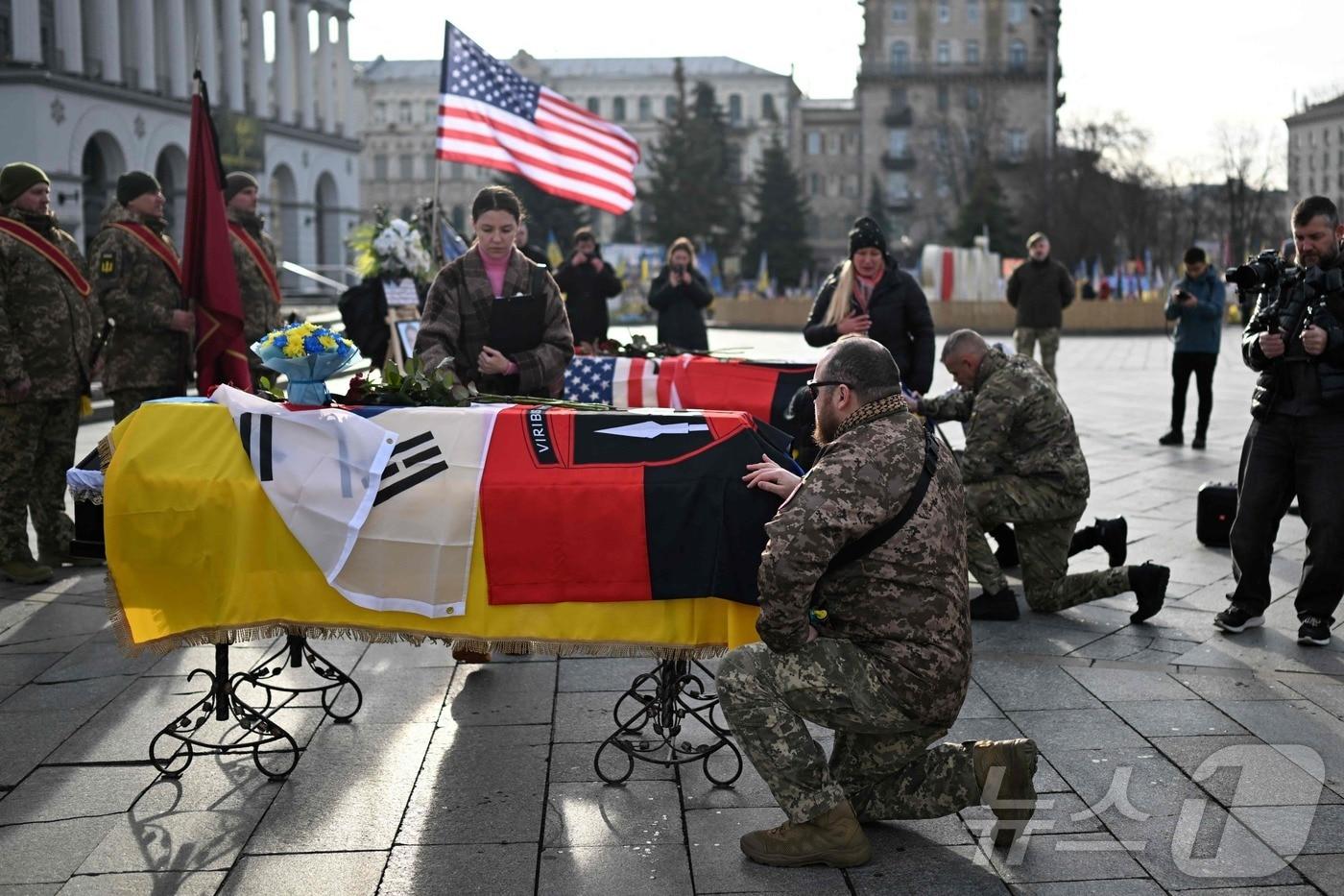 25일&#40;현지시간&#41; 우크라이나 키이우 독립광장에서 열린 장례식에서 국제방위군 제2여단 소속으로 전사한 한국인 의용군을 애도하는 우크라이나 장병들. 2025.11.27. ⓒ AFP=뉴스1 ⓒ News1 정윤영 기자